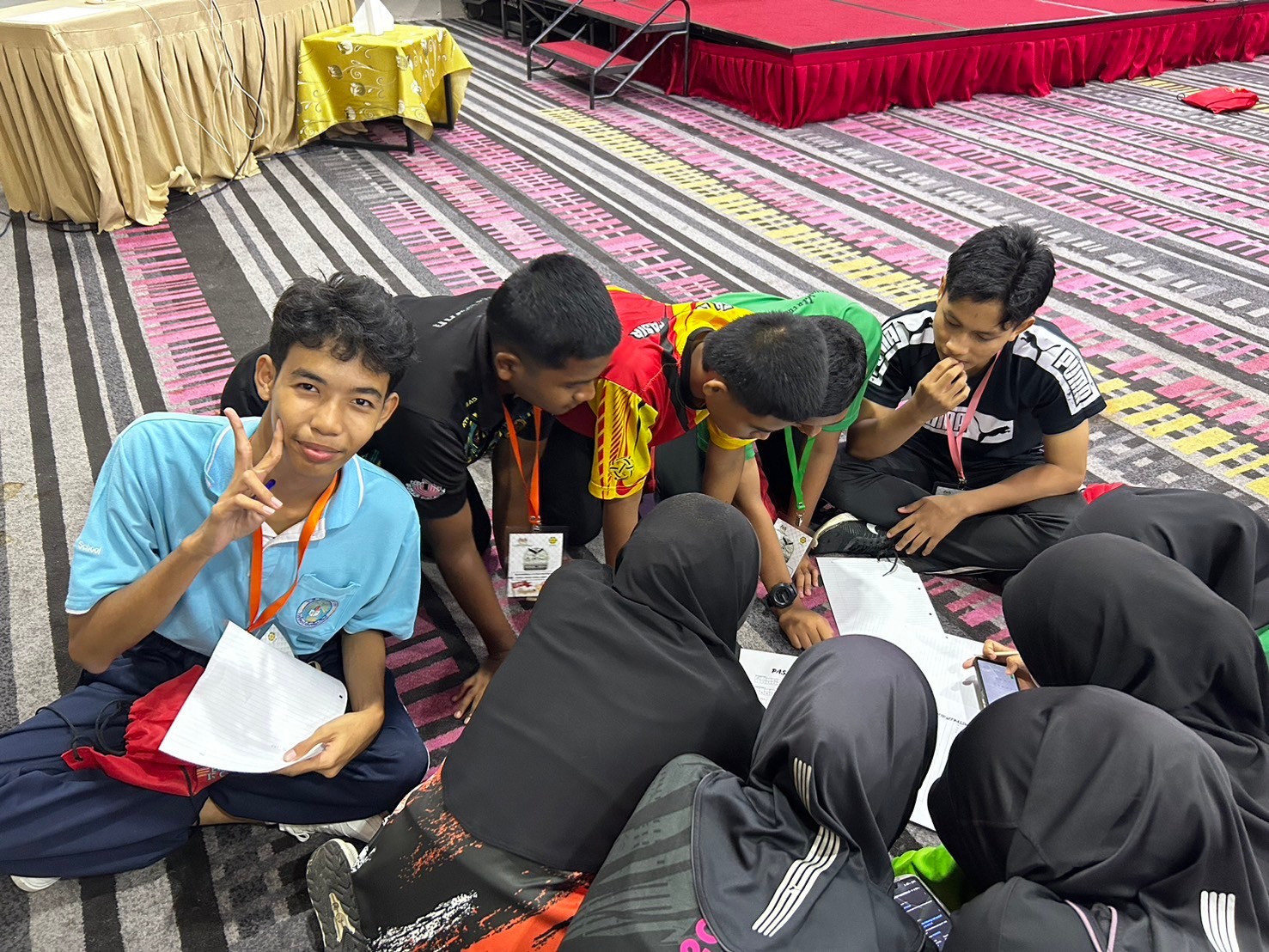 LINE_ALBUM_khay Stem and English Camp n prathes maleseiy_241120_32.jpg